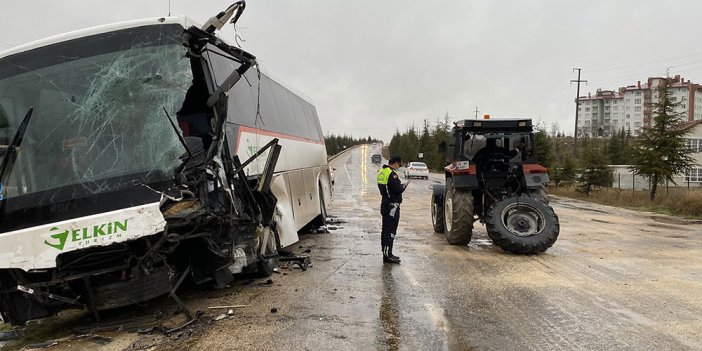 Servis otobüsü traktöre ve kamyonete çarptı