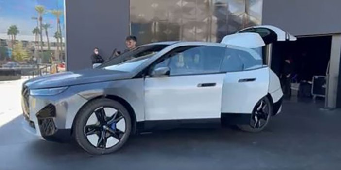BMW yeni arabasını tanıttı. Tek tuşla otomobilin rengi değişiyor