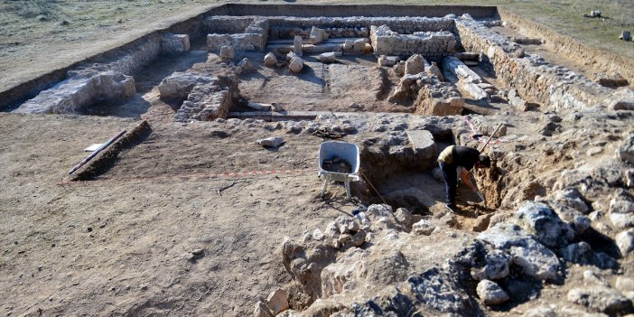 Arkeologlar 110 tarihi mezar buldu 105 i soyulmuş. Gazeteci Atilla Karaarslan ortaya çıkardı