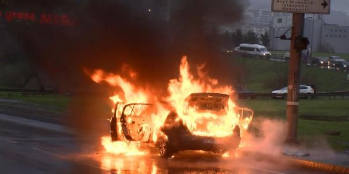 İstanbul'da bir otomobil yolun ortasında cayır cayır yandı