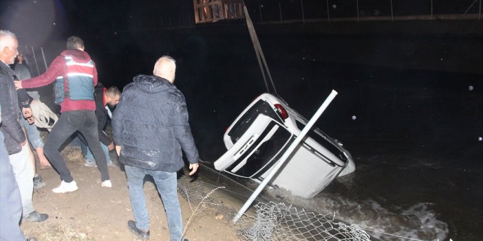 Hafif ticari araç kanala düştü: 1'i AFAD personeli 3 kişi hayatını kaybetti