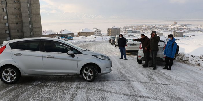 Buzlanan yollarda sürücüler zorlandı