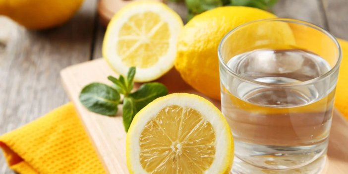 Her gün limonlu su içmenin 6 faydası. Sabah uyanır uyanmaz sakın içmeyi unutmayın