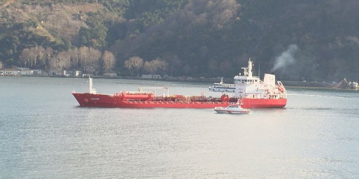 İstanbul Boğazı'nda gemi trafiği durduruldu. Geminin iskele demiri düştü