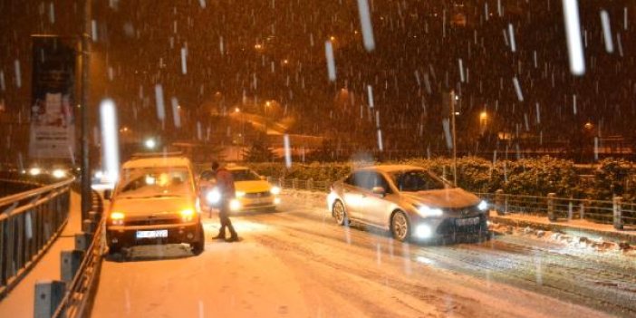 İstanbul'da kar yağışı: Vatandaşlar kartopu oynadı