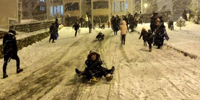 Karabük'te kar sevinci. Eline poşet alan çocuklar tepelere koştu