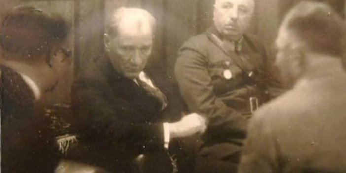 Atatürk'ün Kubilay şehit edildikten sonra İzmir Türk Ocağı'nda çekilen fotoğrafı