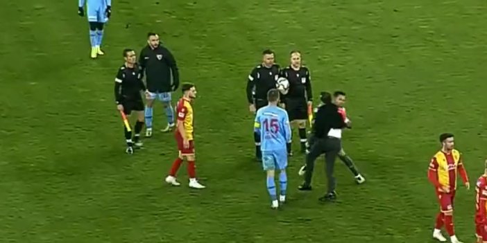 Maç biter bitmez Yeni Malatyaspor'un Başkanı Adil Gevrek hakeme saldırdı! Hüseyin Göçek sahadan çıkamadı