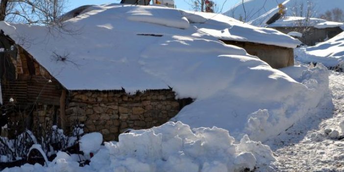 Muş'ta bazı köylerde evler kar altında kaldı