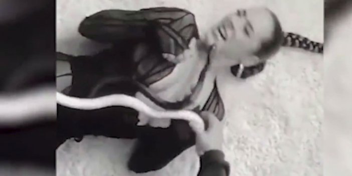 Genç şarkıcıyı klip çekiminde yılan soktu