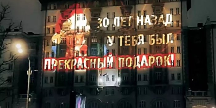 Rusya'da ABD'yi çok kızdıracak görüntü. Moskova'da bulunan Büyükelçilik binasına yansıttılar