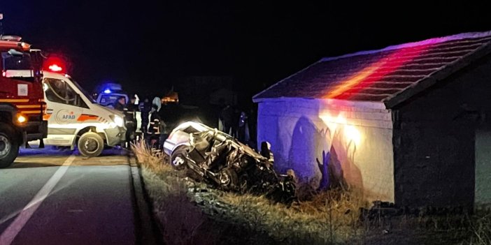 Aksaray'da 2 otomobilin çarpıştığı kazada 6 kişi yaşamını yitirdi.