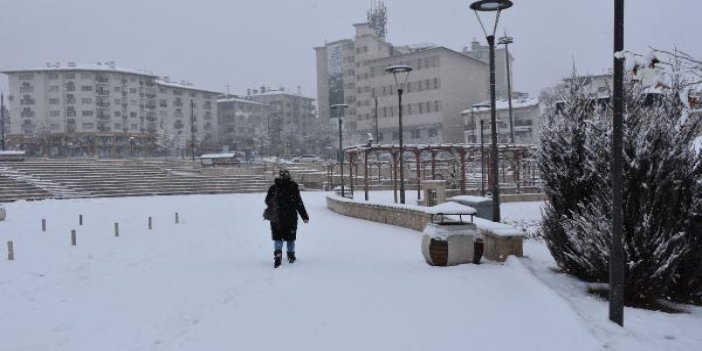 Sivas'ta kar yağışı. 68 yerleşim yerinin yolu ulaşıma kapandı