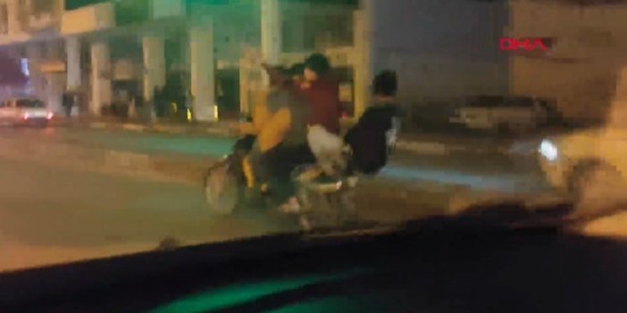 4 gencin motosikletle tehlikeli yolculuğu kamerada