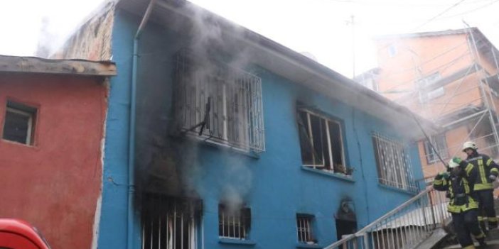 Afyonkarahirsar'da bir ev yangın nedeniyle kullanılamaz hale geldi