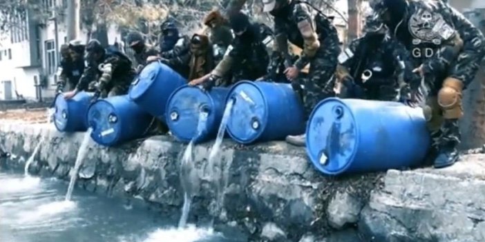 Bizdeki akşamcılar sahte alkolden ölürken Taliban 3 ton içkiyi Kabil Nehri’ne döktü