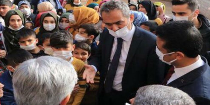Milli Eğitim Bakanı Mahmut Özer okul müdürünü böyle azarladı: Siz ne biçim adamsınız