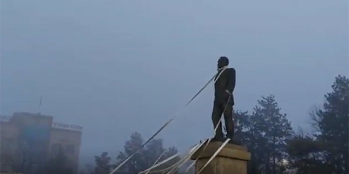 Kazakistan’da tansiyon yükseliyor! Nursultan Nazarbayev'in heykelini yıktılar