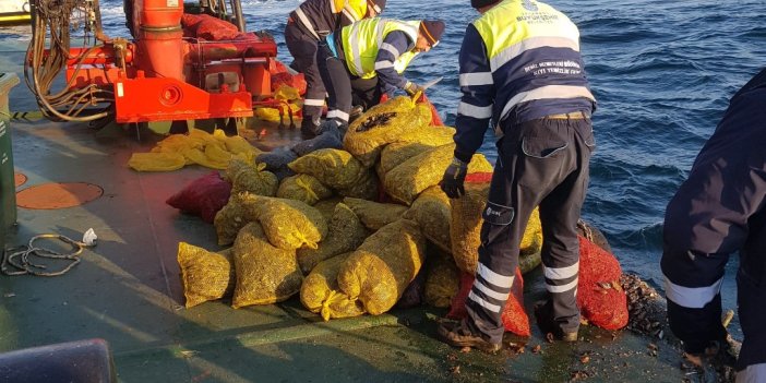 İstanbul'da kaçak avlanan 5 ton midye ele geçirildi