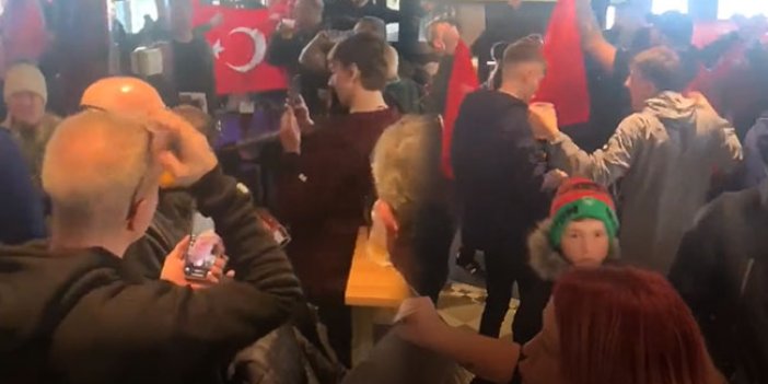 Hull City taraftarları Türk bayraklarıyla eğlendi! Acun Ilıcalı İngilizleri coşturdu