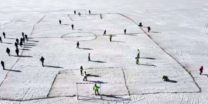 Yüzeyi buzla kaplanan Çıldır Gölü'nde futbol keyfi