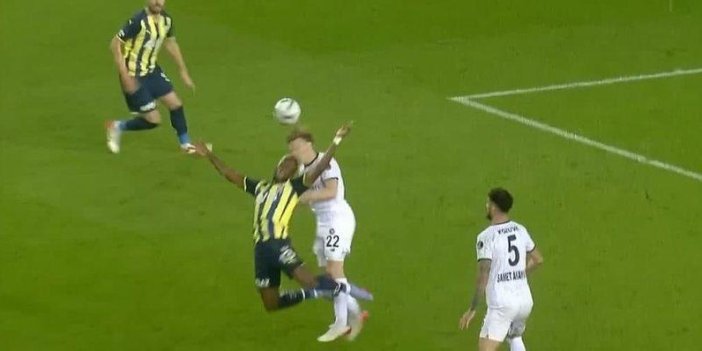 Adanalıları çıldırtan penaltı kararı. Hem Halil Umut Meler hem de VAR penaltı dedi