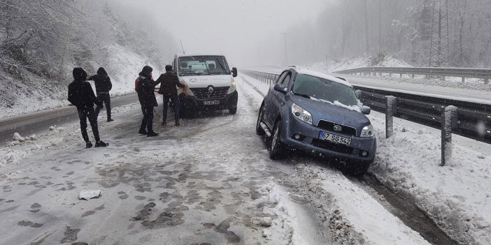 Zonguldak - Ereğli karayolunda kar yüzünden vatandaşlar yolda kaldı
