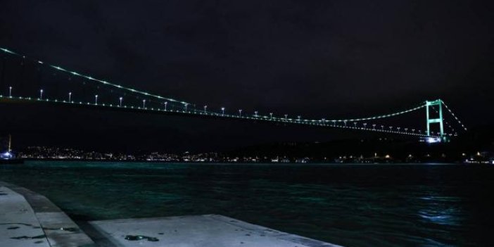 Fatih Sultan Mehmet Köprüsü yeşil renge büründü