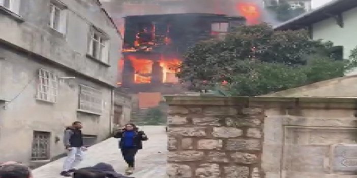 Beyoğlu’nda yanan ahşap bina küle döndü