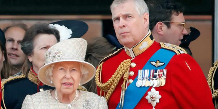 Kraliçe Elizabeth cinsel saldırıyla suçlanan oğlunun unvanları geri alındı