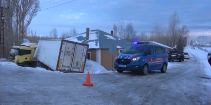 Van Erciş'te buzda kayan tır 1 kişinin yaşadığı eve girdi
