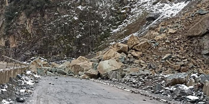 Dev kayalar 17 köyün ulaşımını kapadı  