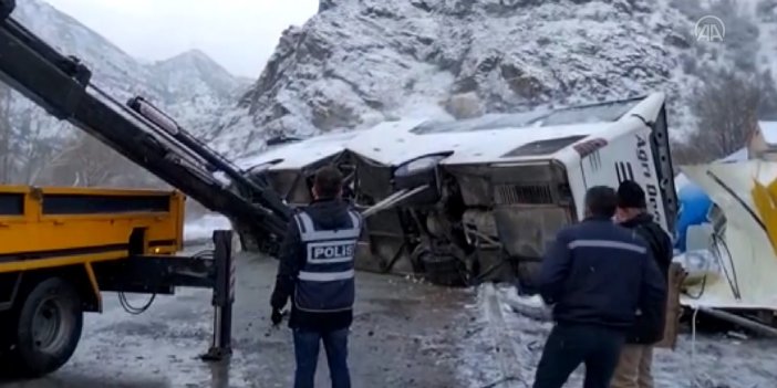 Sivas'ta yolcu otobüsü kaza yaptı:1 kişi öldü, 27 yaralı