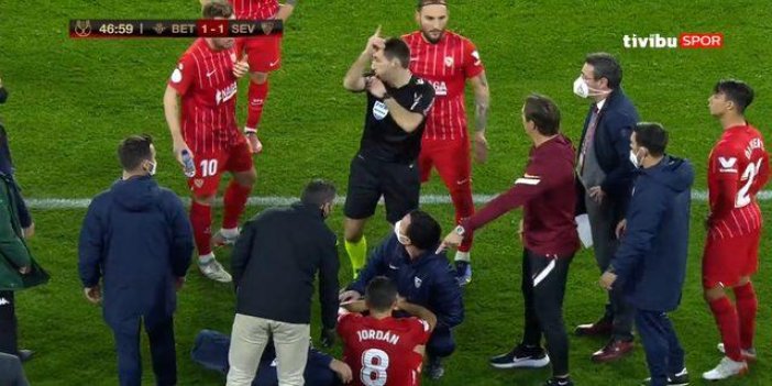 Real Betis - Sevilla derbisinde oyuncunun kafasına öyle bir şey attılar ki kimse ne olduğunu çözemedi! Bir anda yere yığıldı