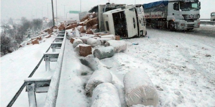 Anadolu Otoyolu'nda kamyon devrildi!
