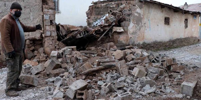 Kayseri’deki depremde hasar gün ağarınca ortaya çıktı. Ahırların yıkıldı, evlerde çatlaklar oluştu