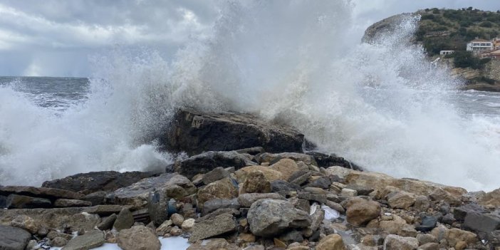Karadeniz’de azgın dalgalar sahili dövüyor 