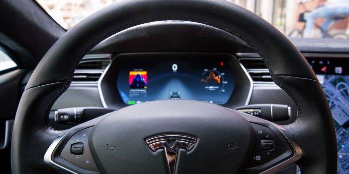 Tesla sürücüsü, oto-pilotta yaptığı kazada ölüme neden olmakla suçlanıyor