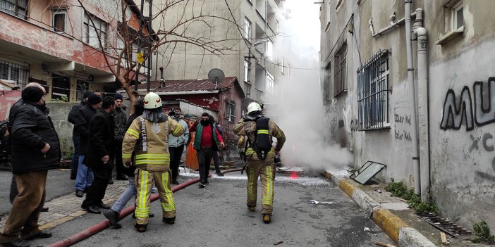 Beyoğlu'nda yangında panikleyen kadın birinci kattan atladı
