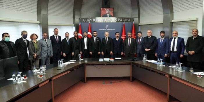 AKP'den istifa edip CHP'ye katıldılar. Rozetlerini Kemal Kılıçdaroğlu taktı