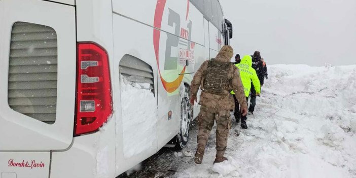 Tunceli'de yolcu otobüsü kara saplandı