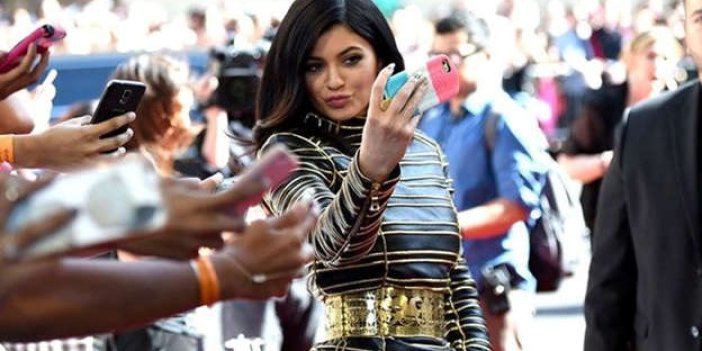 Kylie Jenner 300 milyon takipçi ilre Instagram'ın yeni kraliçesi oldu