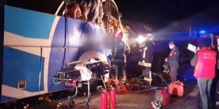 Denizli'de yolcu otobüsü TIR'a çarptı: 1 ölü, 21 yaralı