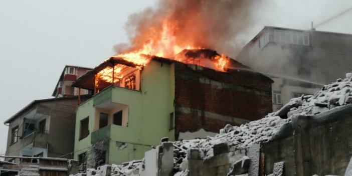 Boşaltılan binada esrarengiz yangın