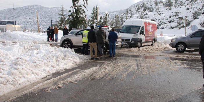Şiddetli kar yağışı Akseki-Seydişehir karayolunu trafiğe kapandı