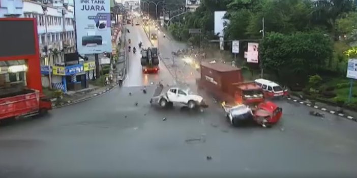 Freni boşalan kamyon kırmızı ışıkta bekleyen araçları biçti: 4 ölü, 22 yaralı