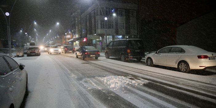 İstanbul’da gece kar yağışı etkili oldu: Çocuklar eğlendi, sürücüler zor anlar yaşadı