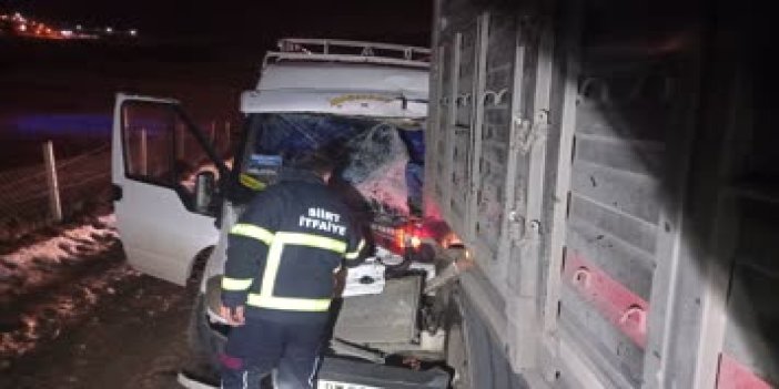 Siirt'te minibüs TIR'a çarptı. 2 yaralı