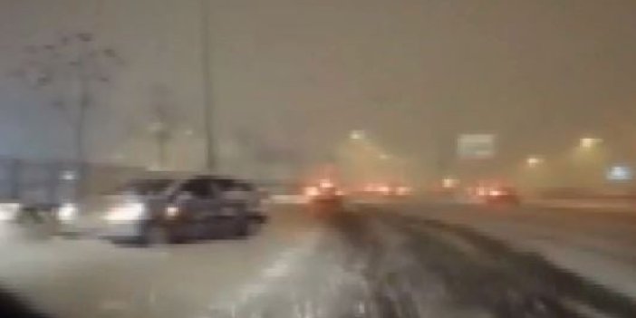 Kadıköy'de kar yağışı nedeniyle kayan otomobil ters döndü
