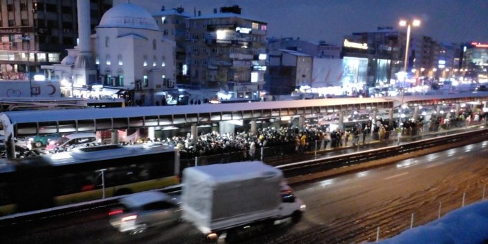 İstanbul Şirinevler'de mahşeri kalabalık. İş yerinden çıkanlar evlerine gidemiyor